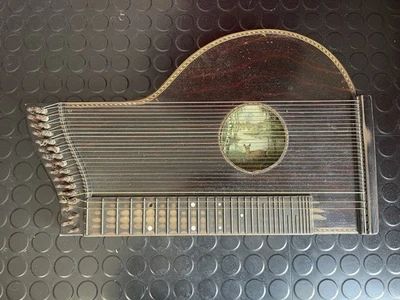 Antike Instrument Zither mit Reh Motiv im Holzkoffer - Bild 1 von 4