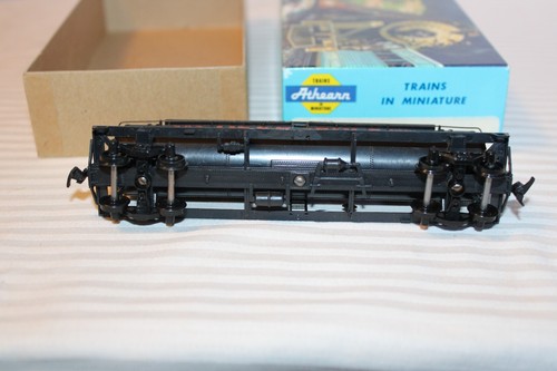 HO Scale Athearn 40' Triple Dome Tank Car, Deep Rock, Black #207 Built - Picture 4 of 4