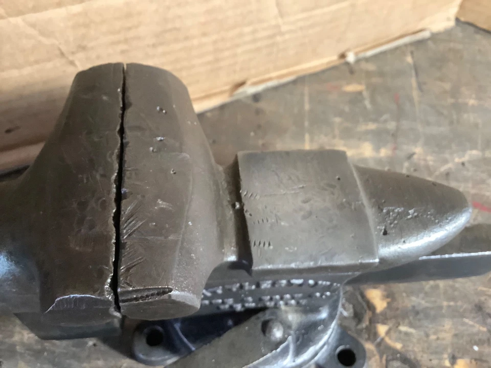 LITTLESTOWN HARDWARE & FOUNDRY #112 ANTIQUE SWIVEL BASE BENCH VISE USA EARLY ERA - Image 3 of 4