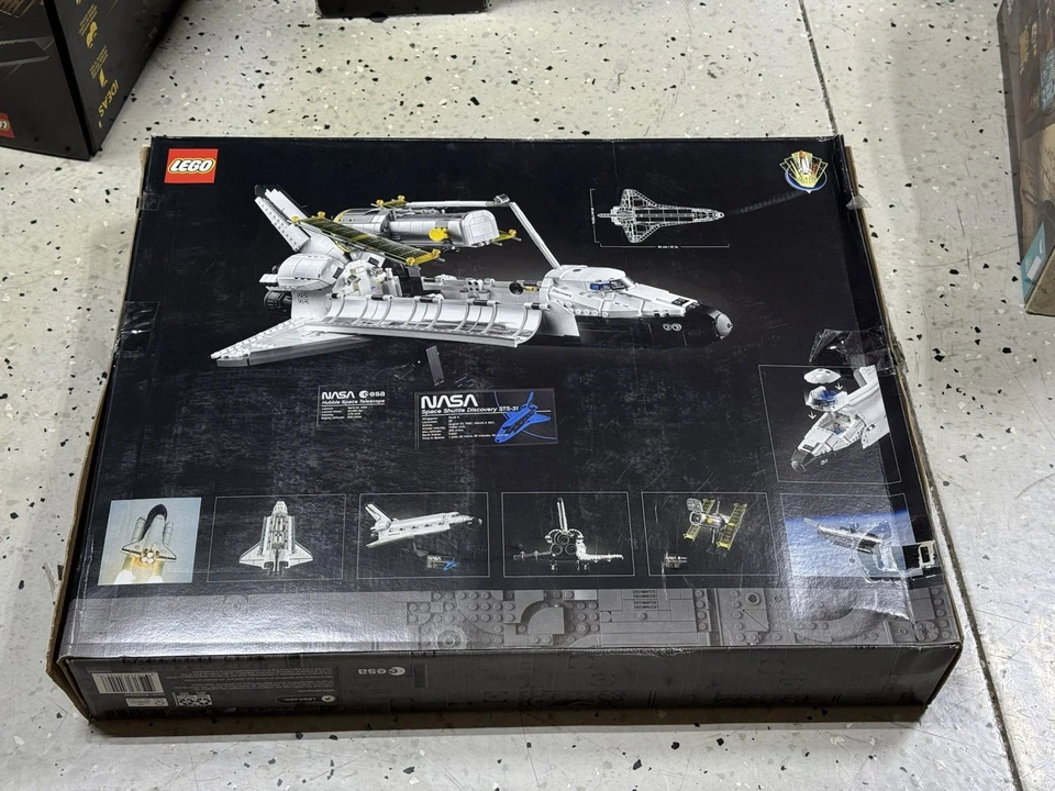 LEGO Icons: NASA Space Shuttle Discovery (10283) - Image 2 of 2