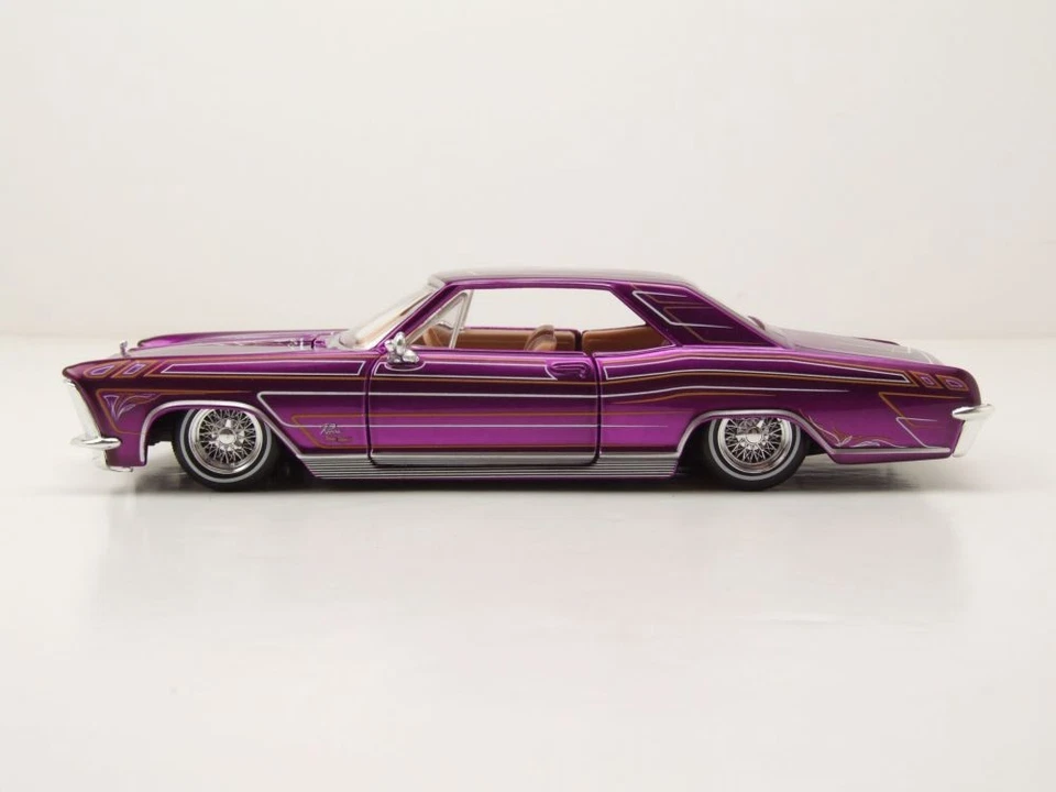 Buick Riviera 1965 Viola Modellino 1:24 Maisto - Immagine 3 di 4