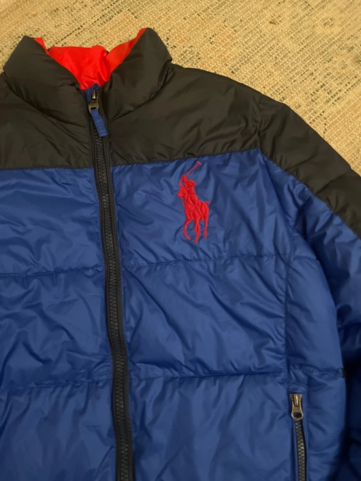 Chaqueta acolchada XL para niños Ralph Lauren sin capucha color azul/negro logotipo rojo grande Foto 2 de 4