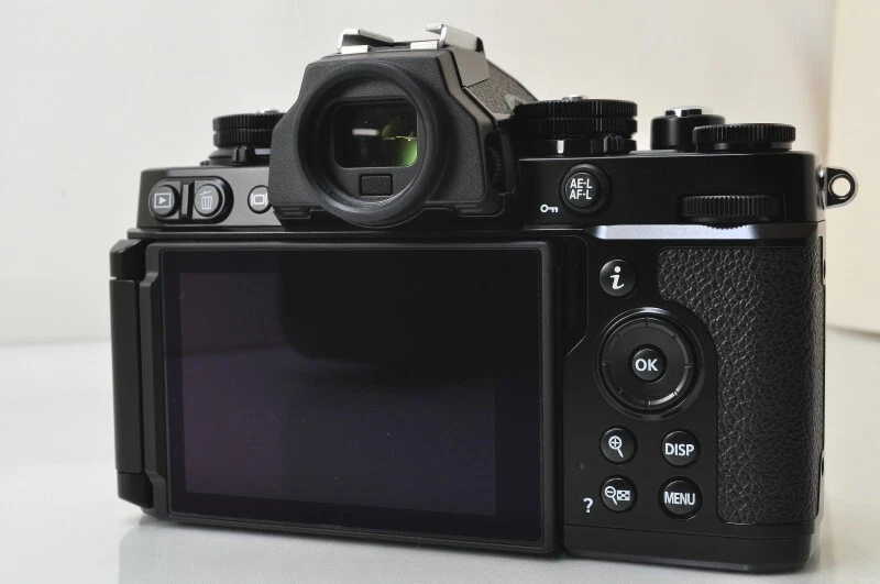 [NEUWERTIG++]Nikon Zfc Spiegellose Kamera + 28mm F/2.8 SE Objektiv Kit *Shutt... - Bild 4 von 4