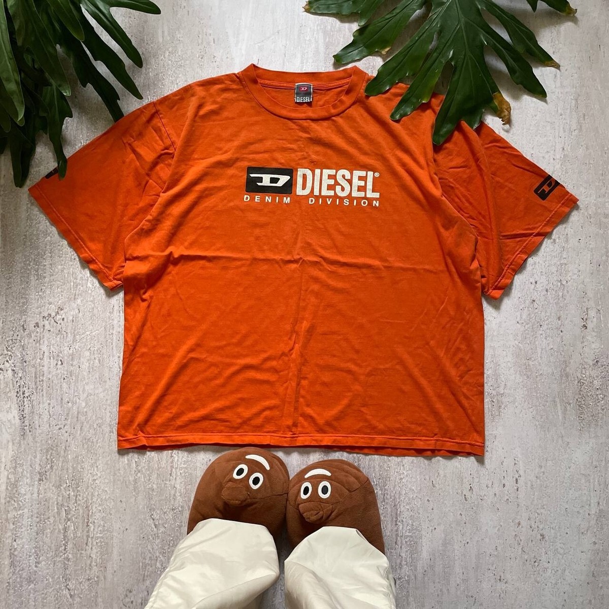 VINTAGE DIESEL FADED ORANGE T SHIRT MEN`S WITH BIG CENTR LOGO AND 