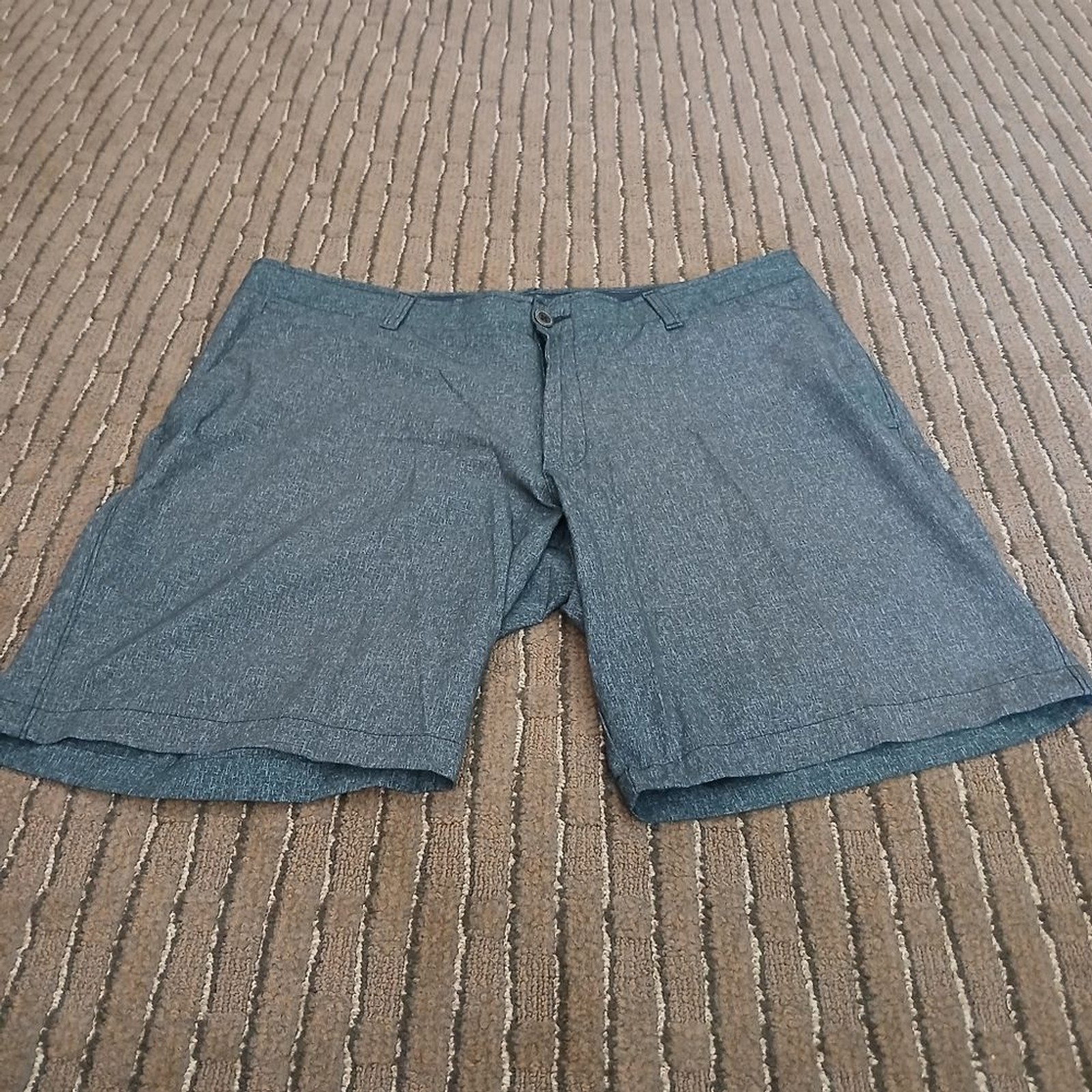 Under Armour Flat Front Casual Gray Golf Shorts Men's Size 40 Sports Beach Hike