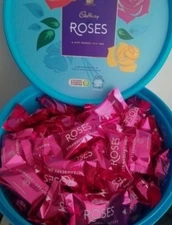 ROSES CHOCOLATE FAVORITES: 50 x STRAWBERRY DREAM