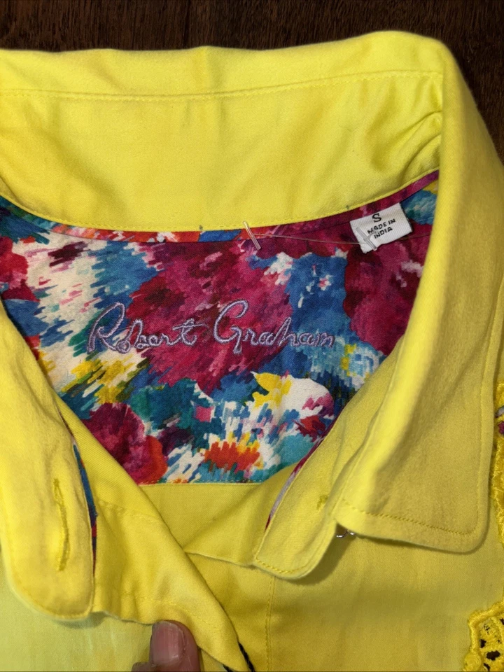 Top Robert Graham Nuevo con Etiquetas Amarillo Priscilla Encaje Abotonado Talla S Botones Margarita Foto 3 de 4