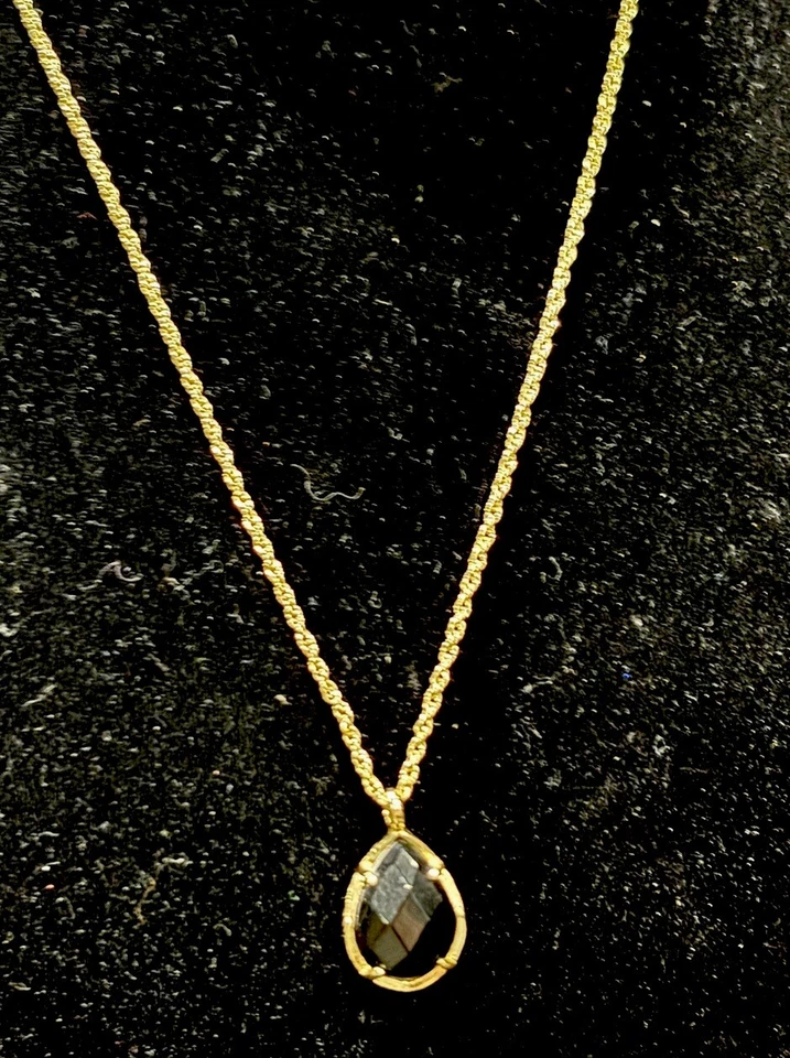 Collar colgante de oro Kendra Scott Kori en piedra negra Foto 2 de 3