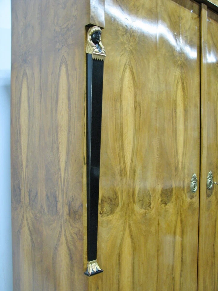 Armario austriaco de nogal Biedermeier del siglo XIX; bustos figurativos, interior personalizado Foto 4 de 4