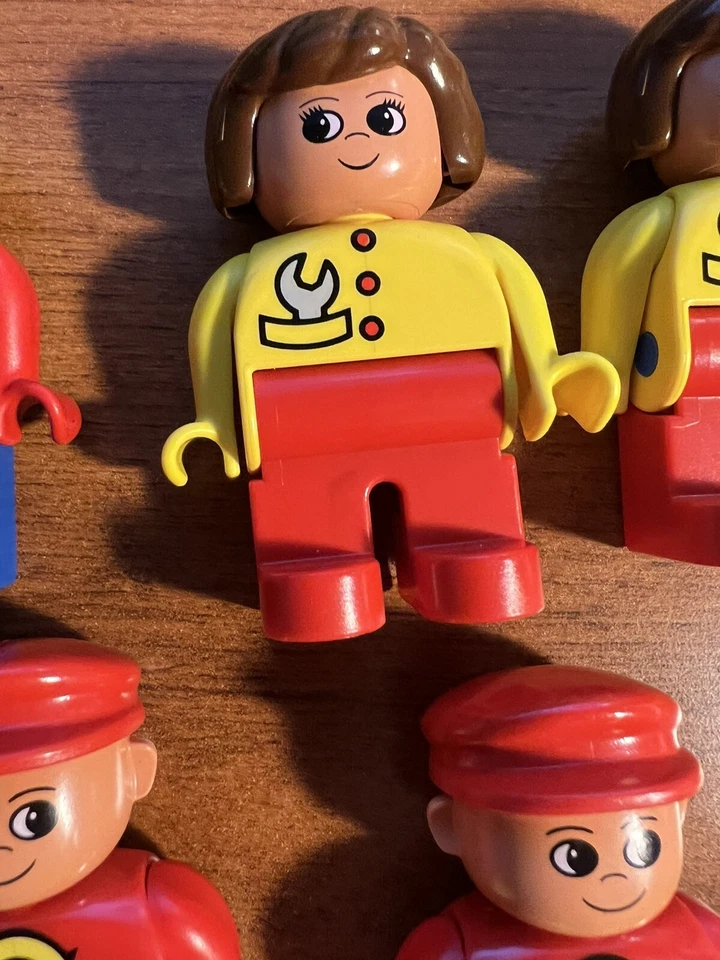 Lego Duplo Lote de 10 Figuras Personas Barco Tripulación Policías Mecánico Granjero 2.5” COMO NUEVO Foto 3 de 4