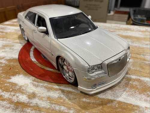 CHRYSLER 300C HEMI WHITE MAISTO LUXURY DIE-CAST COLLECTION 1:18 SCALE - Picture 7 of 13