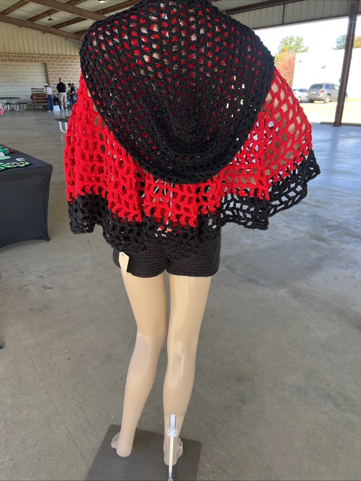 Capa con capucha de ganchillo hecha a mano personalizada Foto 2 de 4