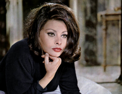 Sophia Loren With His Hand On His Beard 8x10 Picture Celebrity Print