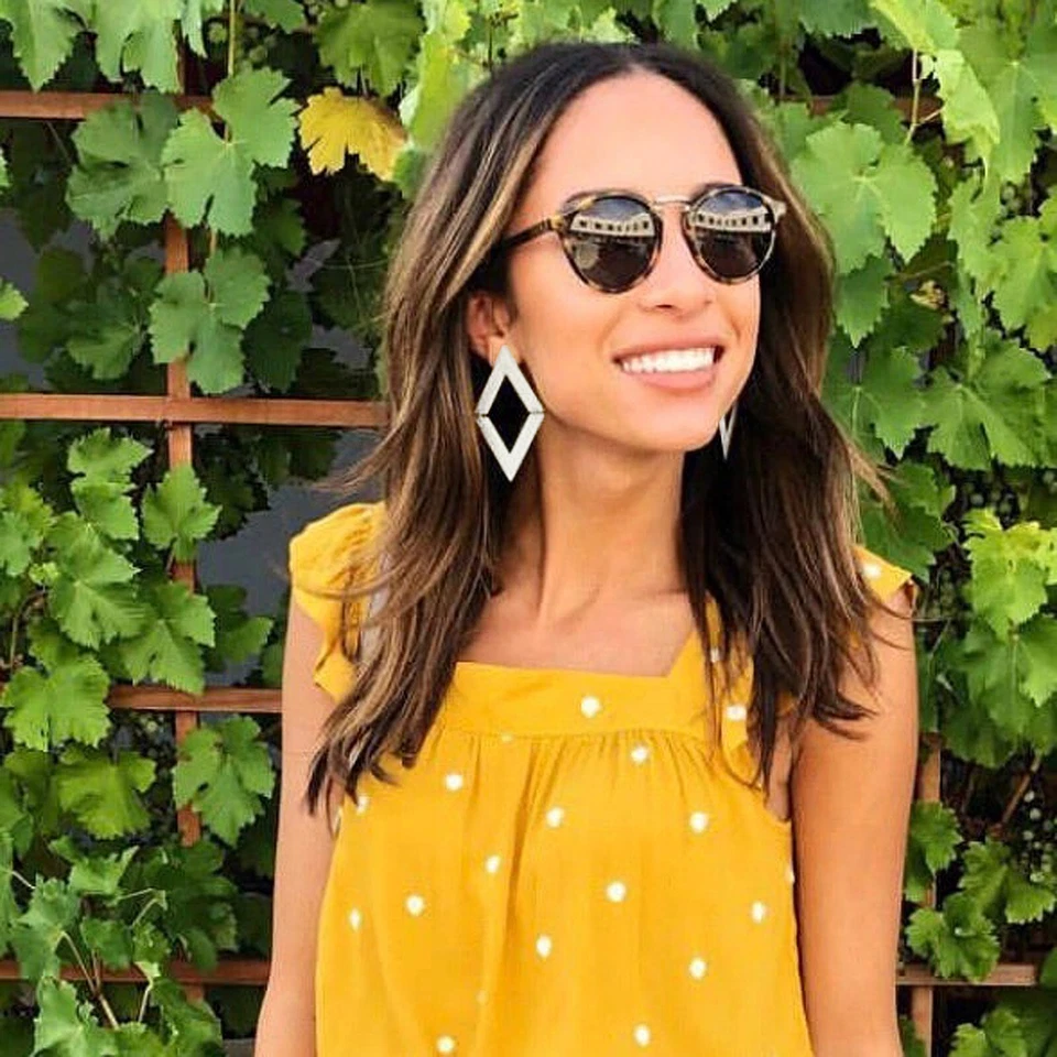 Pendientes colgantes Sheila Fajl en V enchapados en plata Foto 3 de 4