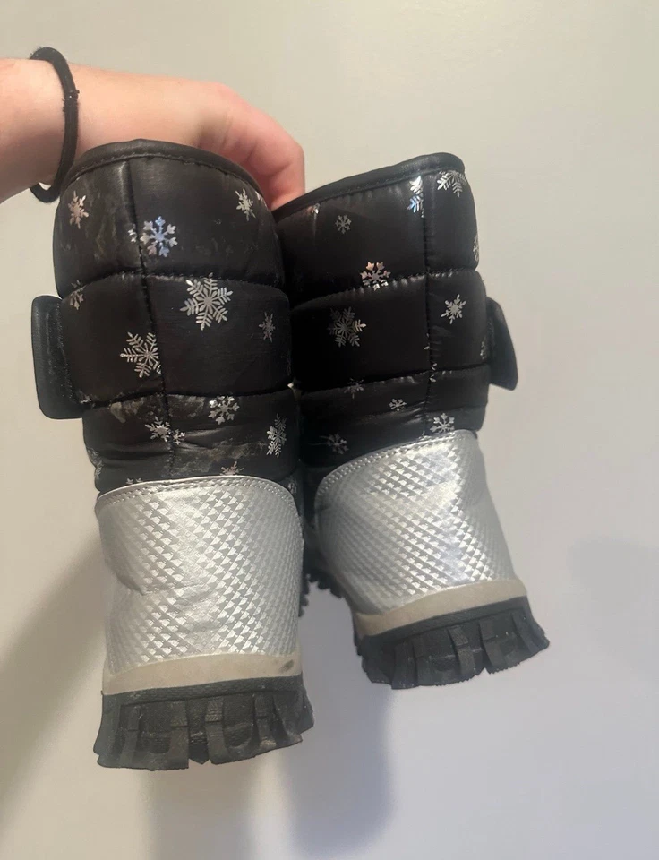 Botas de Nieve COGA Niñas Talla 6 EE. UU. (38) Negras con Copos de Nieve Plateados Invierno Forradas Sherpa Foto 3 de 4