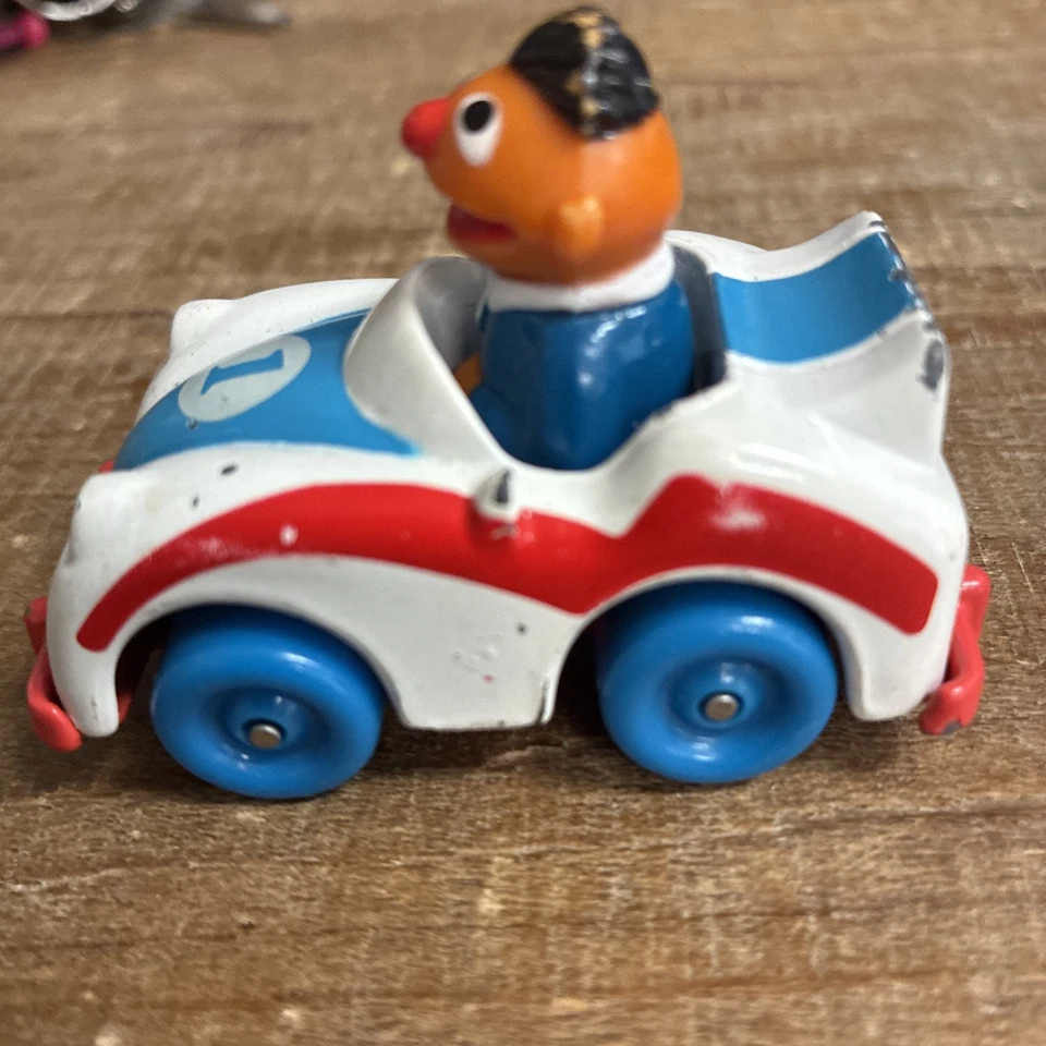 Coche diecast de colección Ernie en coche de carreras Sesame Street Muppets Playskool 1981 R80 Foto 2 de 4