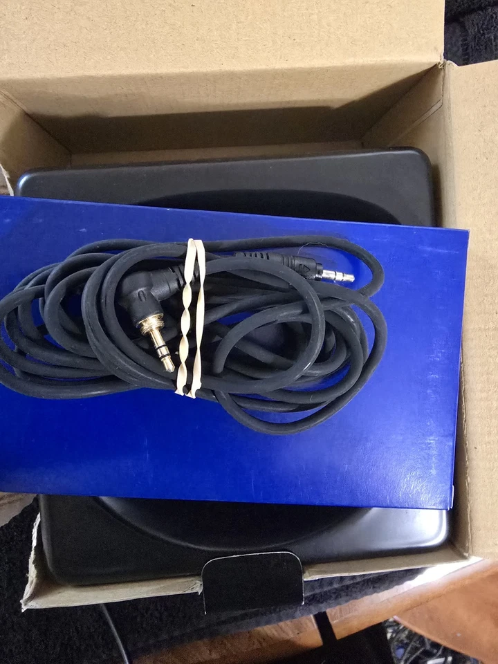 Numark RedWave Professional DJ Headphones Silver Red Rotating Earcup - Image 4 of 4