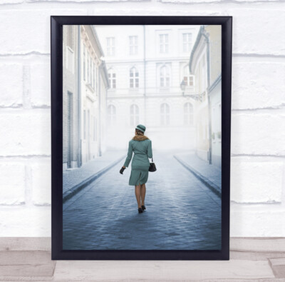 Walk Like A Lady grüne Mode weiße Gebäude Wandkunstdruck