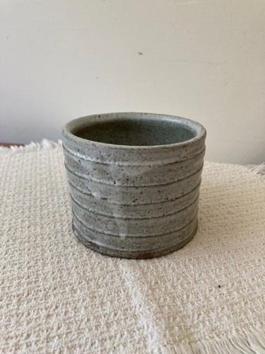 Taza de gres de cerámica artística de estudio de 15 oz firmada PHILTER crestas grises acristaladas - Imagen 6 de 10