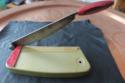 alte kleine  Papierchneidemaschine Kartenschneider Hebelschneider von Colibri