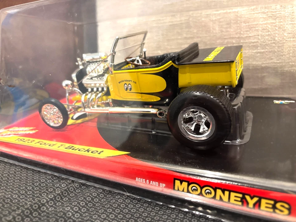 New! Johnny Lightning ~Mooneyes 1923 Ford T Bucket Yellow Blown Hemi 1 /18 Scale - Image 3 of 4