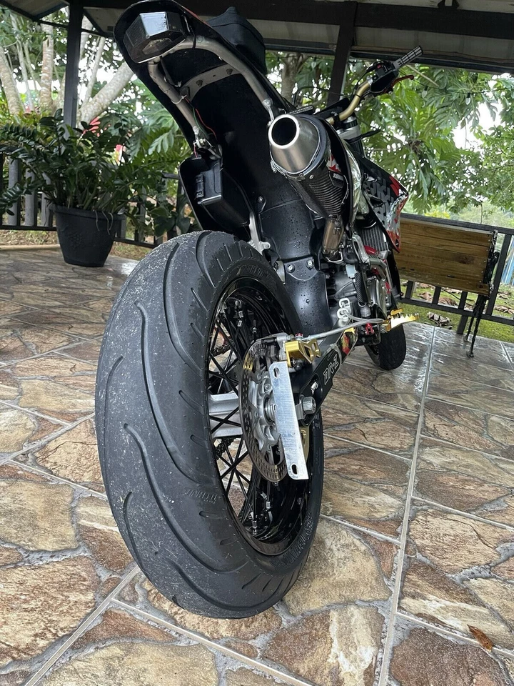 Плоский кронштейн держатель бирки для перемещения номерного знака для SUZUKI DRZ серии 2000-настоящее время - Изображение 4 из 4