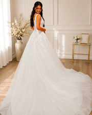 Sleeveless Lace Ball Gown Wedding Dress White Scoop Neck Tulle Train