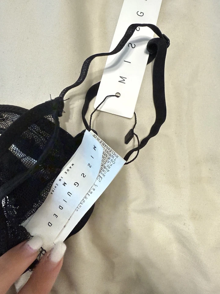 Bralette de encaje negro Missguided con diseño floral transparente Foto 2 de 2