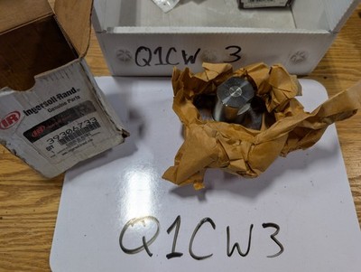 New OEM Ingersoll Rand 39306733 Closure, Oil Filter Cap (Q1CW3)