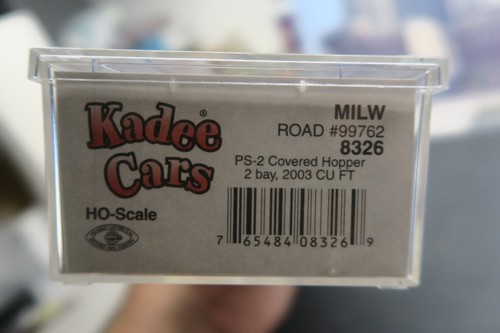 KADEE CARS HO SCALE #8326 MILWAUKEE ROAD #99762 PS-2 2 BAY COVERED HOPPER ! - Picture 7 of 19