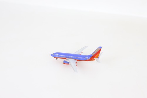 Gemini Jets 355 7377 1:400 Scale Boeing 737-700 Southwest Airlines "N795SW" - Picture 5 of 7