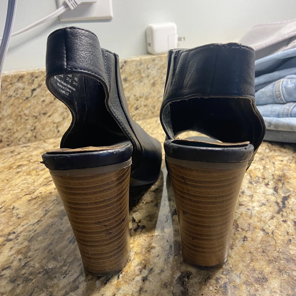 Botín retro Fergalicious para mujer talla 7 beige tostado punta abierta tacón bloque de Fergie Foto 2 de 4