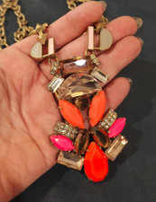 collana dorata con ciondolo in lucite policroma firmato Stella & Dot