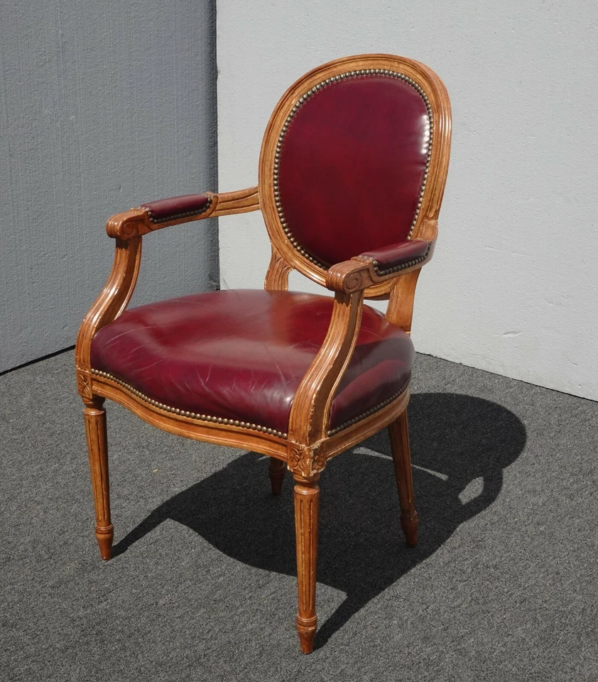 Silla provincial francesa vintage de cuero borgoña con clavos decorativos Foto 2 de 4