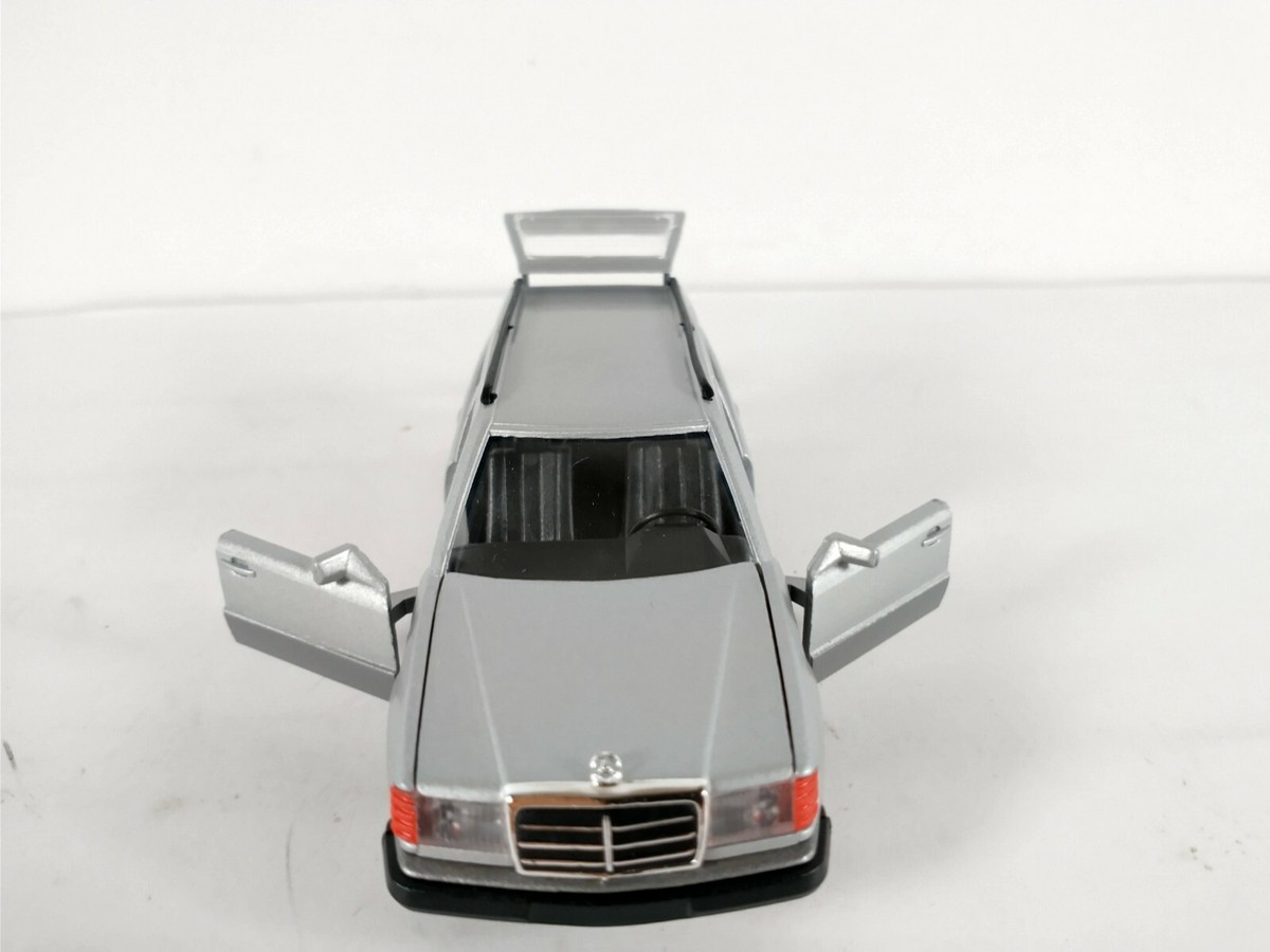 Modèle Réduit Conrad Mercedes-Benz 200 TD / 300 TD Turbo - Échelle 1/35 - Occasion