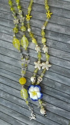 Damen Kette Steine Charms Glasperlen Gelb Blau Frangipani Modeschmuck 2er Set - Bild 1 von 2