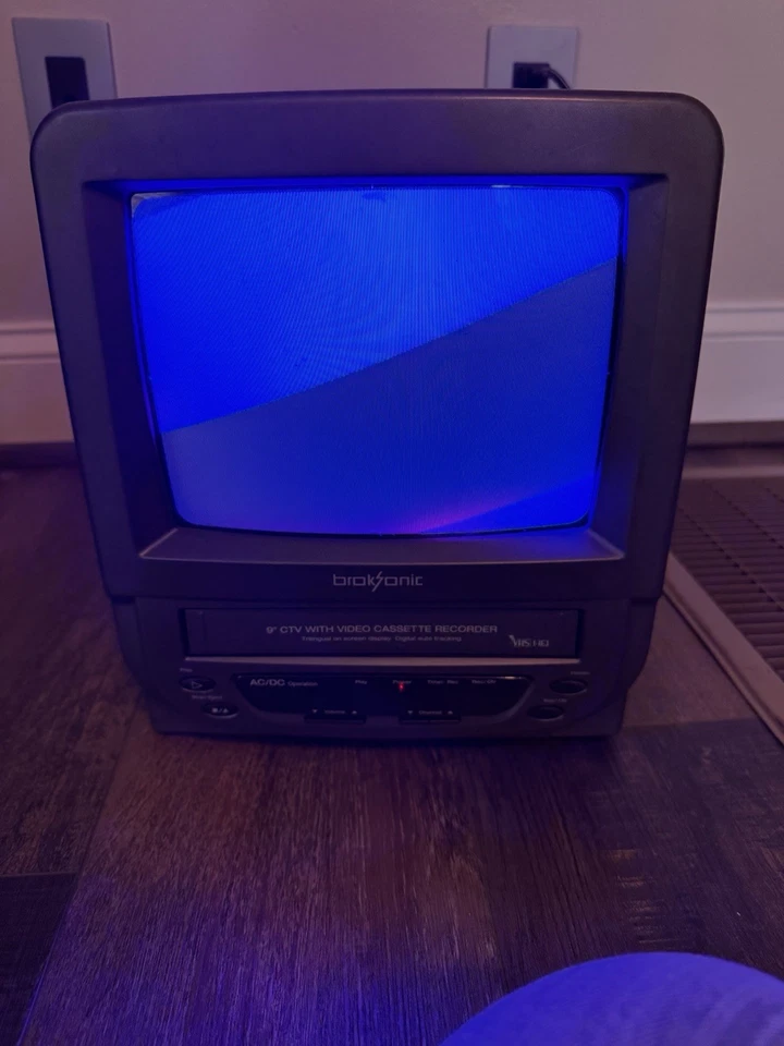 TV colorida BrokSonic 9" - VCR combo modelo CTSGT-2799C VHS VCR não funciona - Imagem 2 de 4