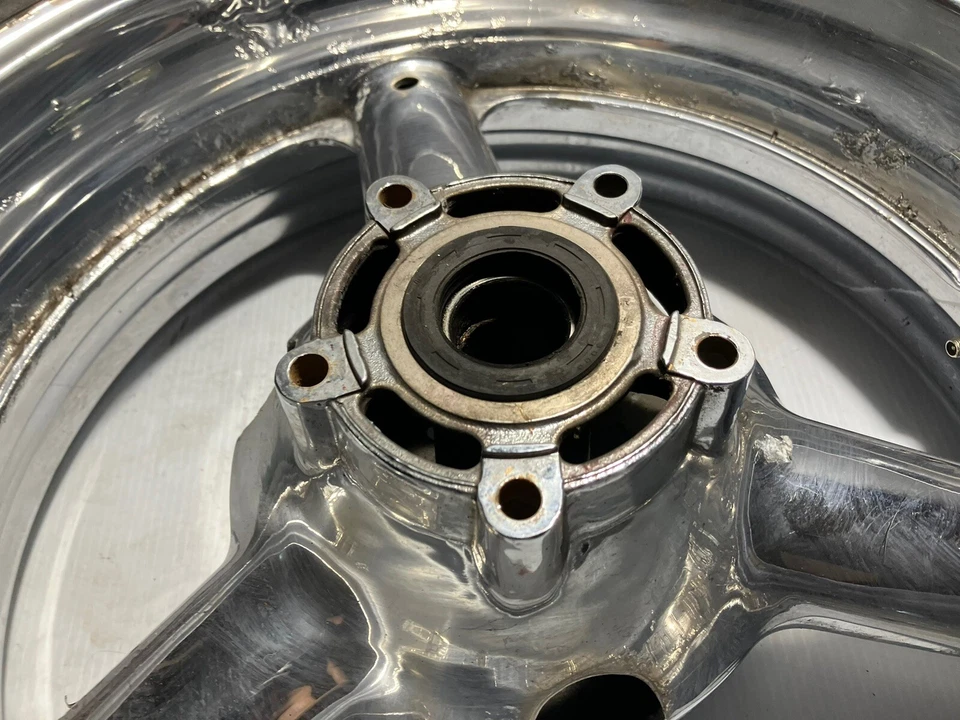 1997 Suzuki GSXR 750 Wheel Set (Needs Tire, Chrome Flaking Alittle ) (OEM) Foto 3 de 4