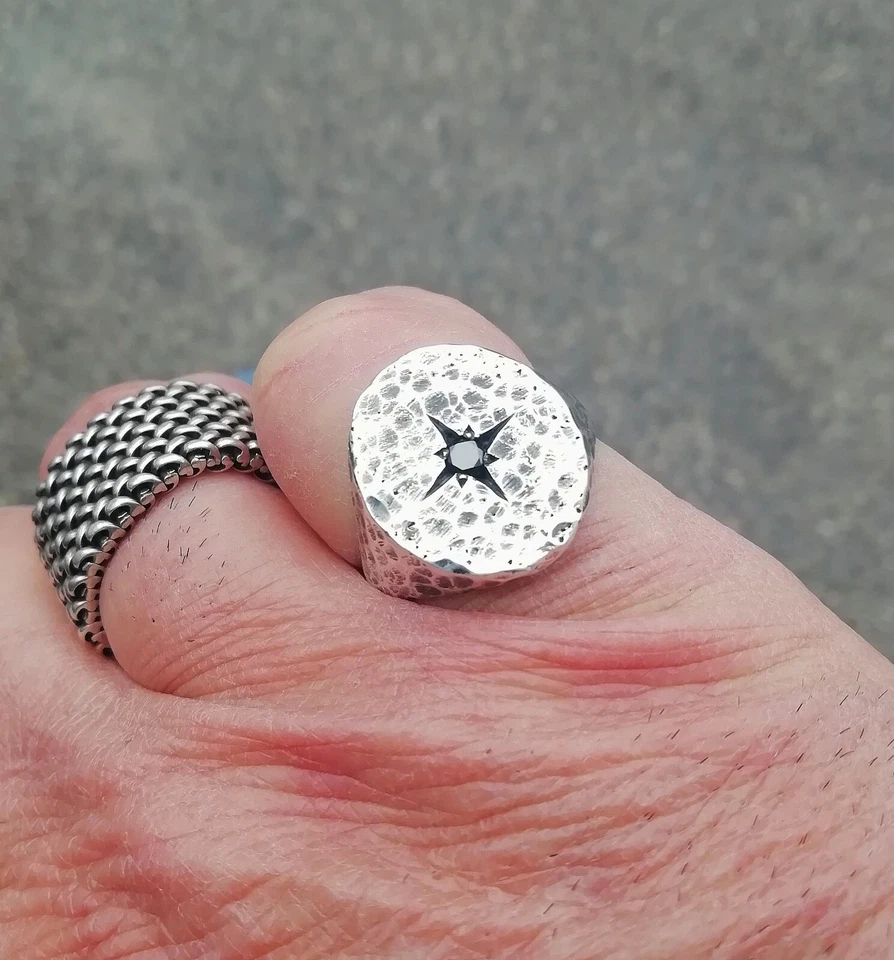 ANELLO A SIGILLO CHEVALIER IN ARGENTO 925 MARTELLATO CON DIAMANTE NERO UOMO  - Immagine 2 di 4