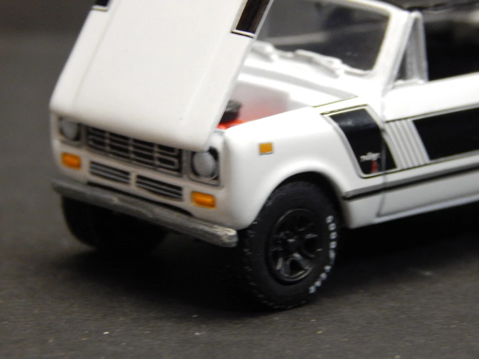 1977 '77 IH International Scout techo blando neumáticos de goma diorama réplica 1/64 muy buen estado Foto 3 de 4