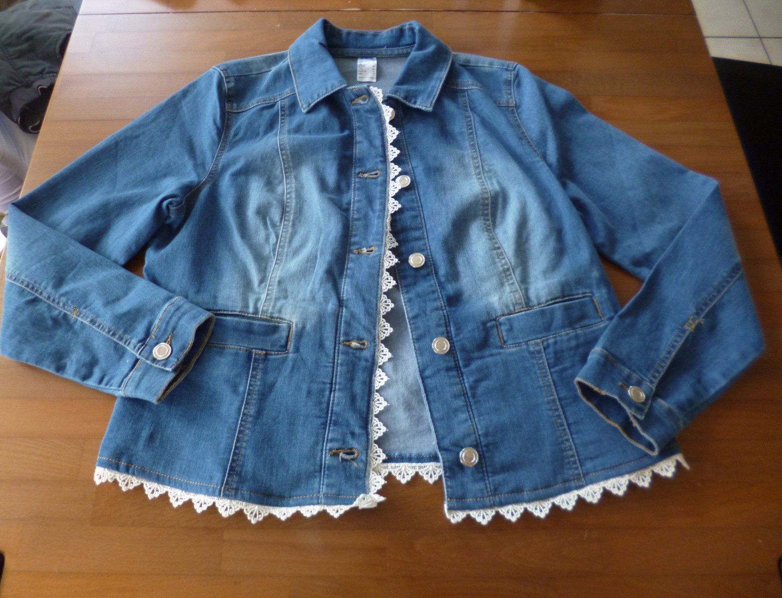 Chaqueta vaquera de mujer elegante talla 40 **como nueva ** super elástica con ribete de encaje Top