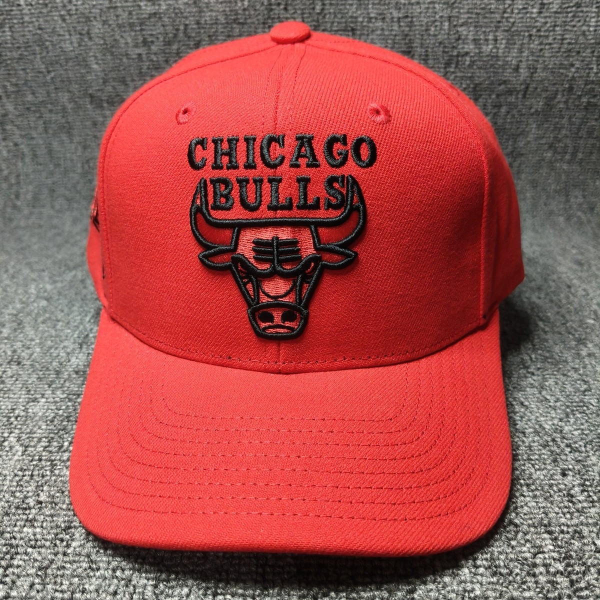 Mitchell & Ness Chicago Bulls Red Snapback Cap Curved Brim NBA