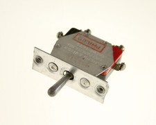 LOT OF TWO 1AT6 MICRO SWITCH switch Toggle Full Size