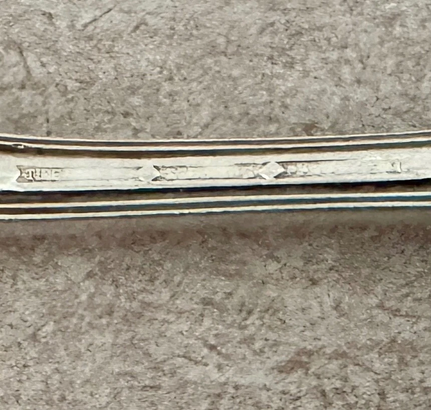 TIFFANY INGLÉS REY ESTERLINA 6 1/2" INDIVIDUAL ESTILO ANTIGUO ONDULADO 4 TINTADOS TENEDOR DE PECES Foto 4 de 4