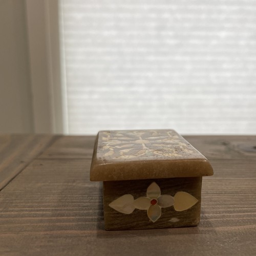 Vtg Hand Carved Marble Trinket Box With Inlaid Flowers 2.25” x 1.75” x 1.25” T - Picture 4 of 11