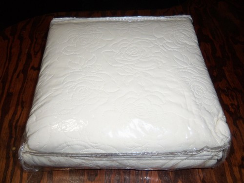 Rosalie Quilt Set w/ 2 Shams KING - Picture 3 of 3