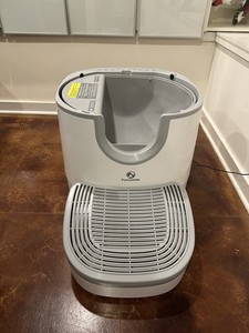 FUROOMATE SELF CLEANING LITTER BOX LARGE AUTOMATIC CAT LITTER BOX - WHITE