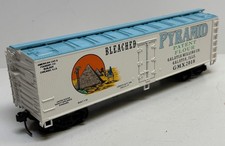 Crown Model Products 2R 2 Rail Pyramid Patent Flour Billboard Reefer. Nice!