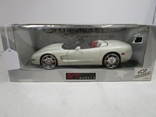 UT MODELS 1/18 WHITE 1998 CHEVY CORVETTE NICE USED *PLEASE READ* DAMAGED BOX