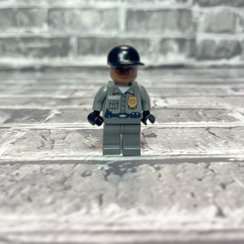LEGO Batman I 7785 Arkham Asylum Guard, Light Brown Head, Black Cap bat019